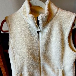 Talbots women’s white Sherpa vest with black trim NWT size medium